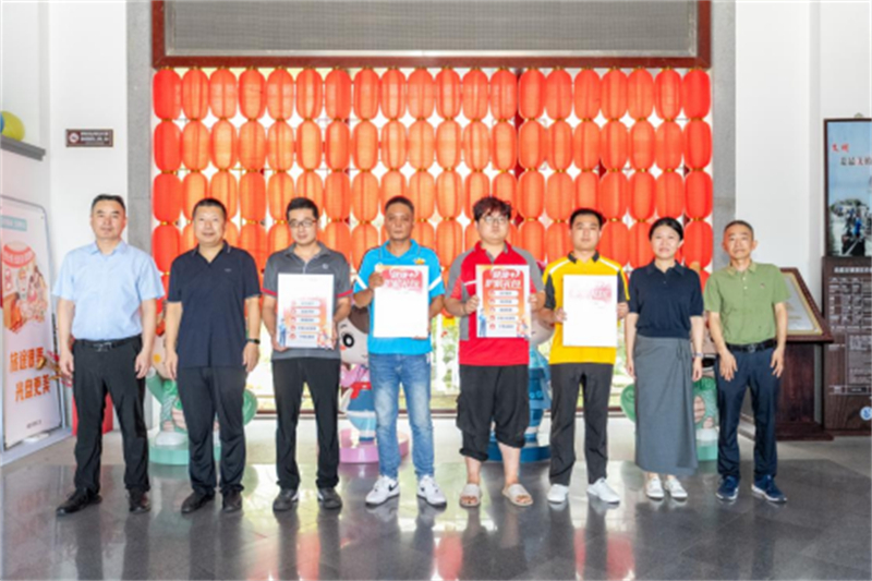 清凉礼包+健康护航 苏州甪直镇精准服务新就业群体462.jpg