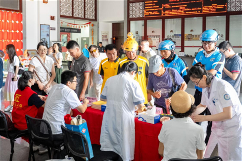 清凉礼包+健康护航 苏州甪直镇精准服务新就业群体727.jpg