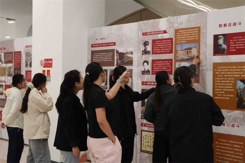 丰县史志办与图书馆联袂举办纪念抗战胜利80周年图文展.jpg