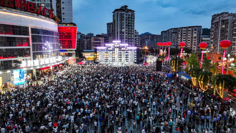 1760169926949134.jpg 1火爆的消费场景 王小刚摄1.jpg