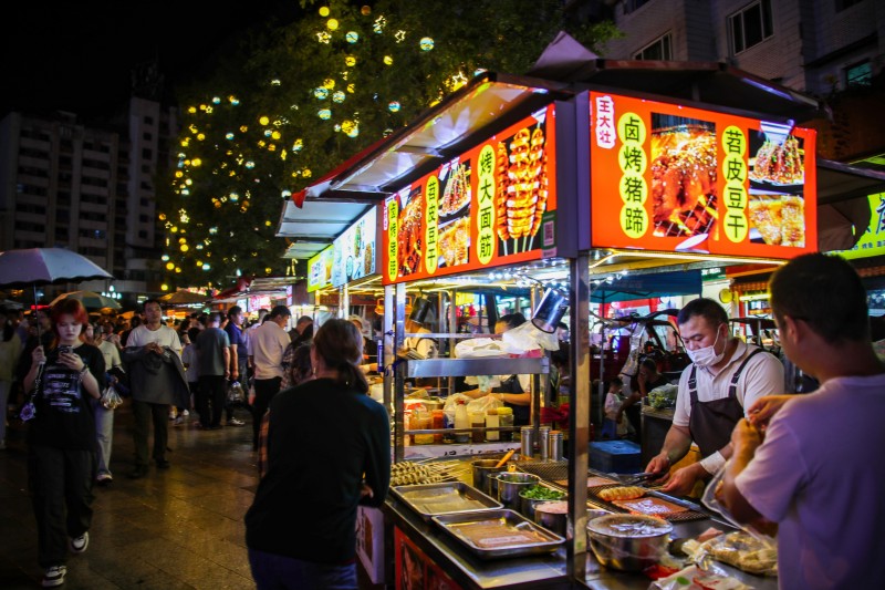 1760169948169171.jpg 3火爆的夜经济 张平 摄 1.JPG