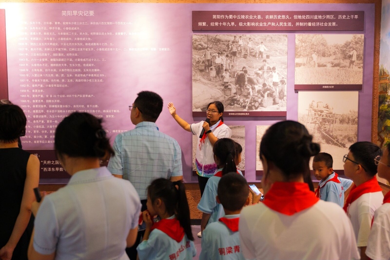 成渝少先队员参观简阳市规划馆.jpg