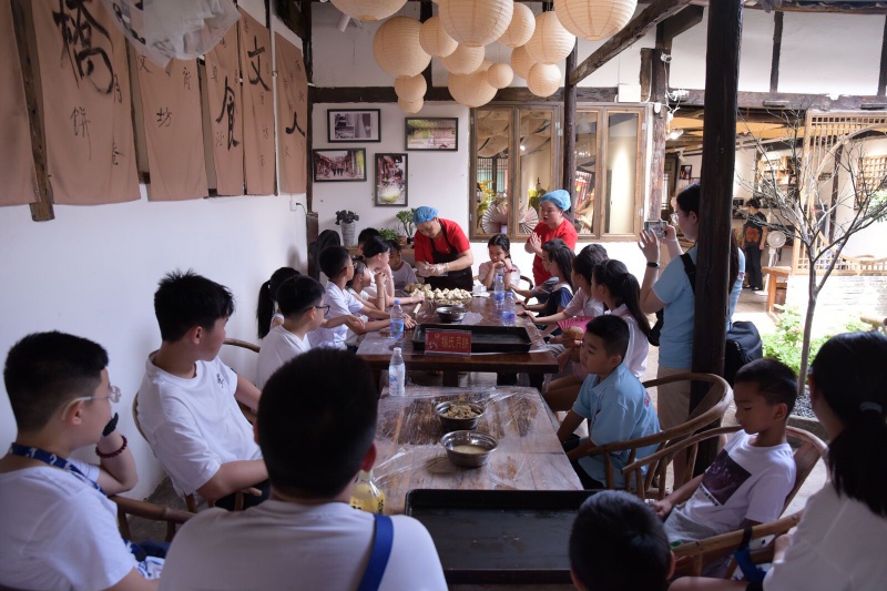 成渝少先队员游览石桥古镇.jpg
