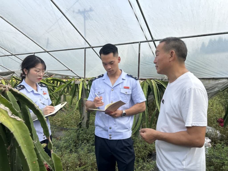乐至县税务局了解企业发展情况.jpg