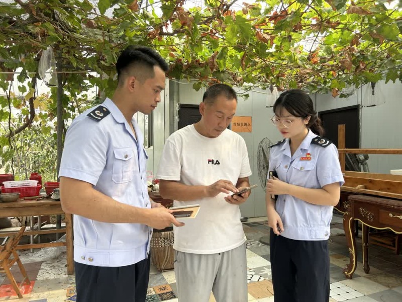 乐至县税务局指导企业在手机上纳税申报.jpg