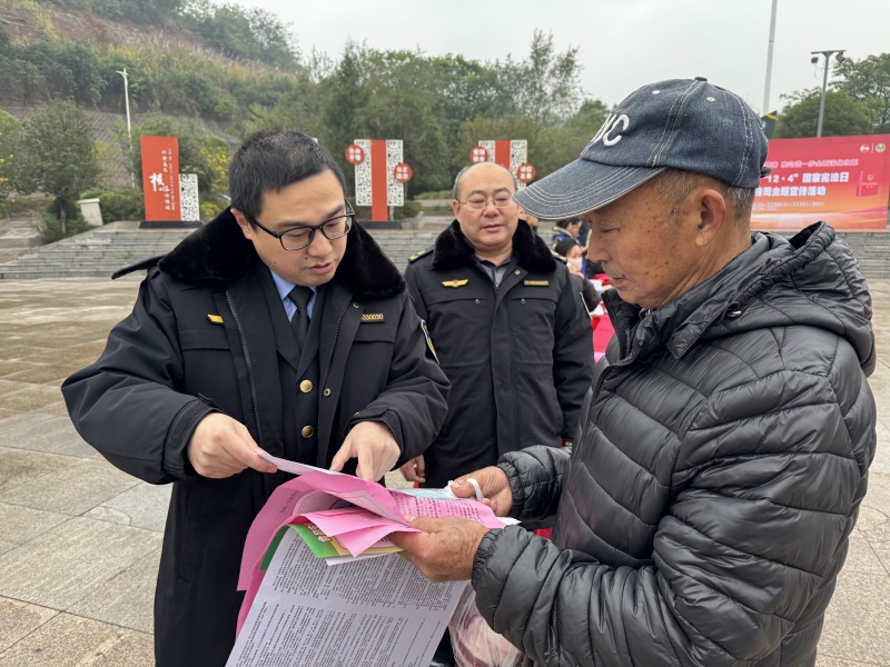 2.工作人员为市民讲解法律知识.jpg