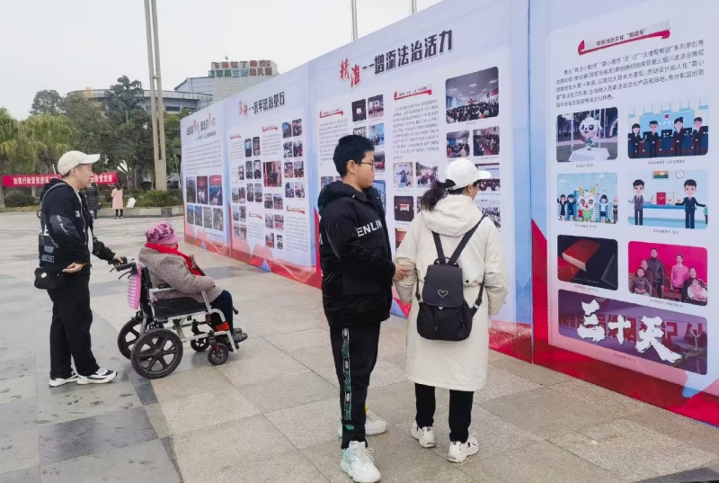 群众观看普法宣传.jpg