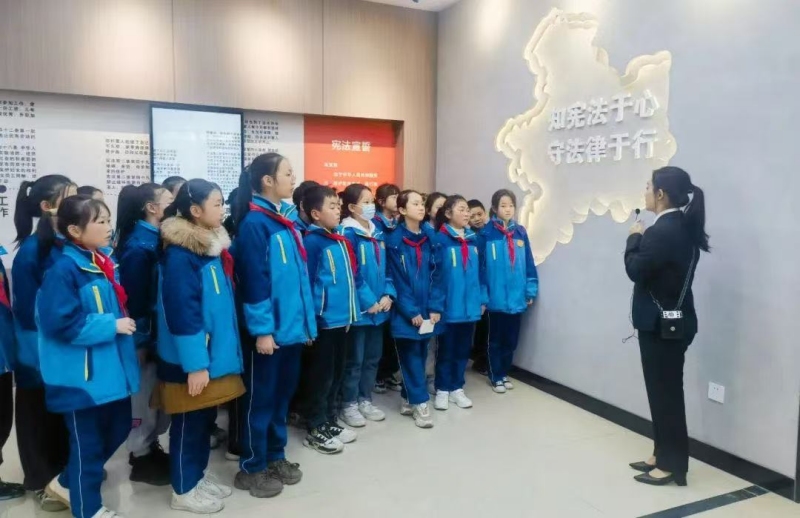 学生接受法治教育.jpg