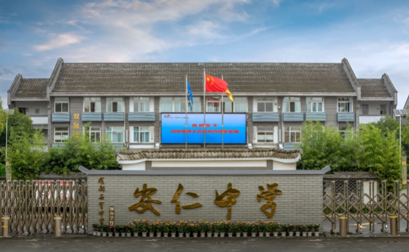 学校大门.jpg