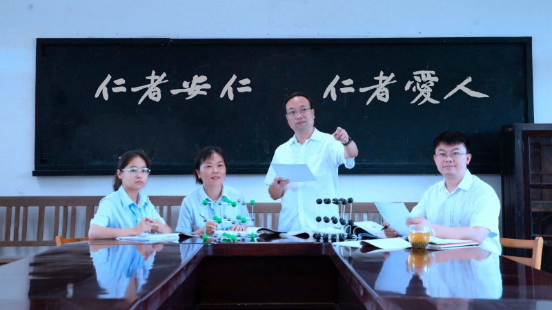 备课组研究.jpg