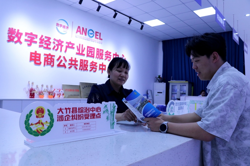 4.综治中心驻园区工作站向群众宣传政策（曹芮铭摄）.jpg