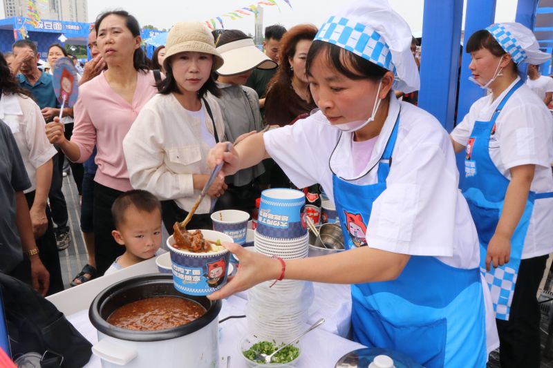 现场煮面（曹芮铭摄）.jpg