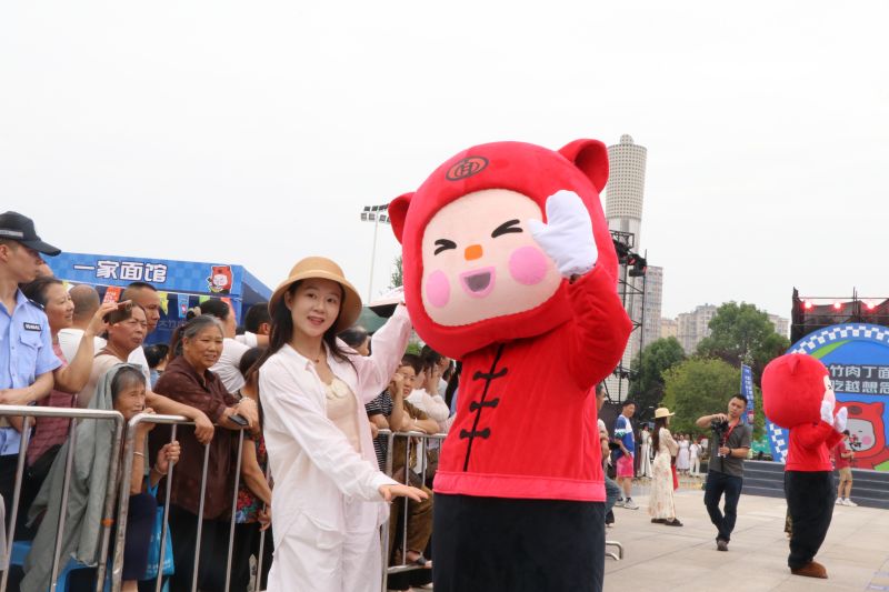 与面宝宝合影（曹芮铭摄）.jpg