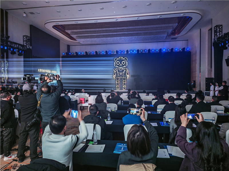 1770466856928220.jpg 图为现场嘉宾观看机器人发布视频.jpg