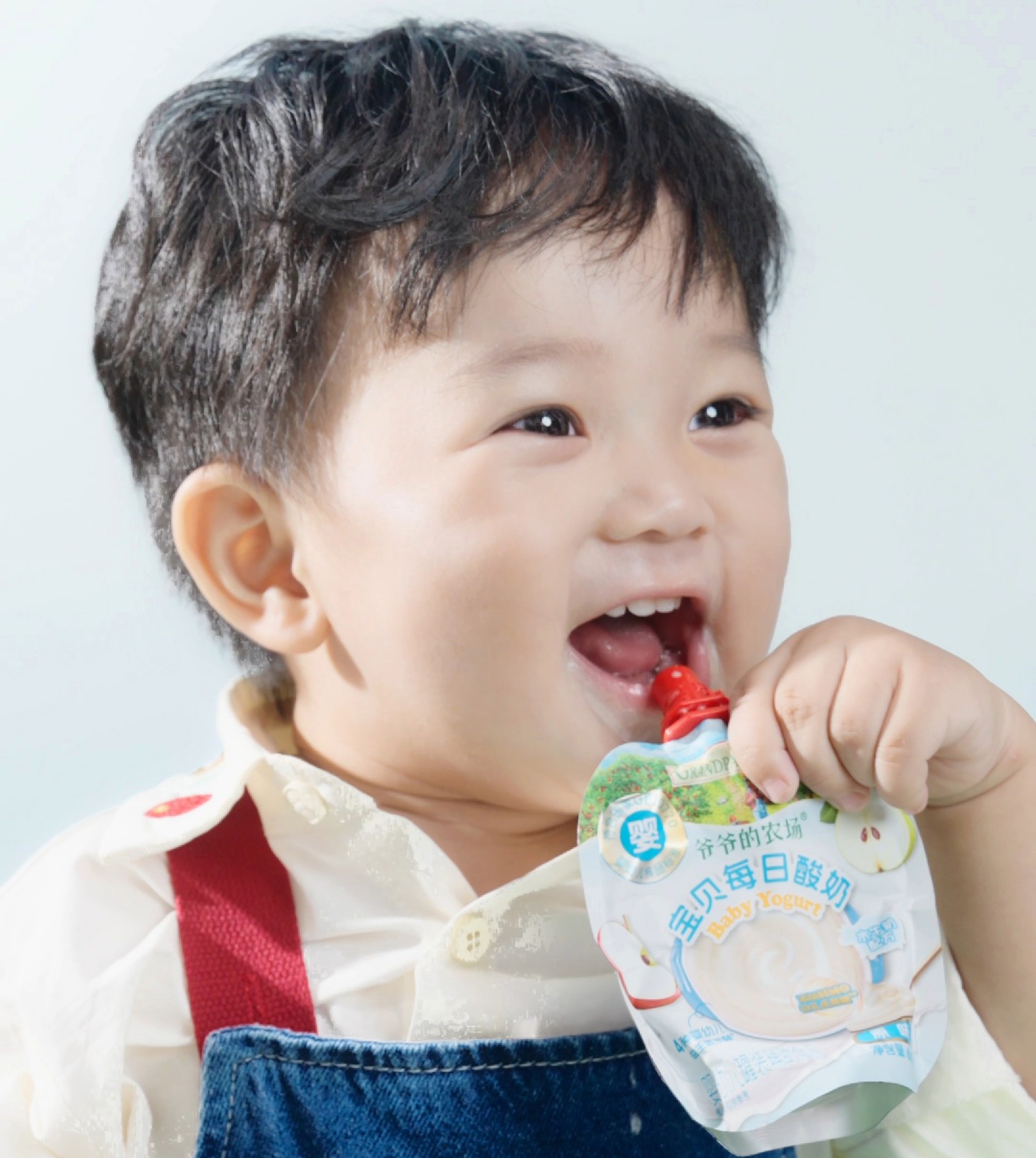 1、男孩喝酸奶.jpg