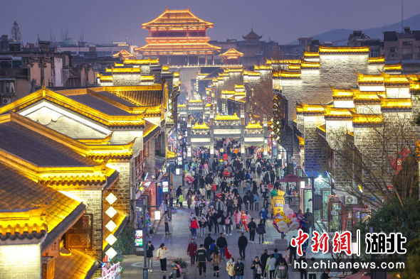 流光溢彩的襄阳古城夜景。　杨东 摄