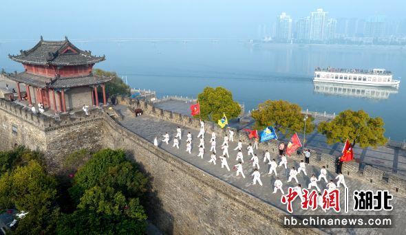 历史悠久的襄阳古城与碧波汉江相映成景 杨东 摄